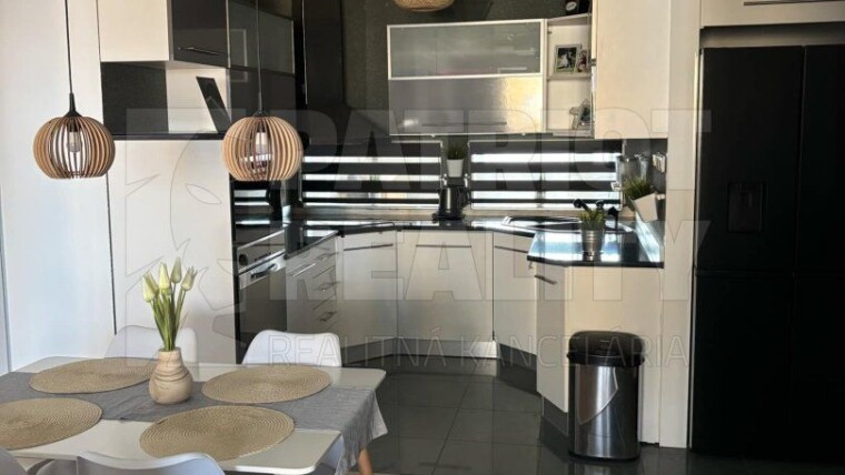 NADŠTANDARDNE prerobený a zariadený 3 izb. byt s balkonom