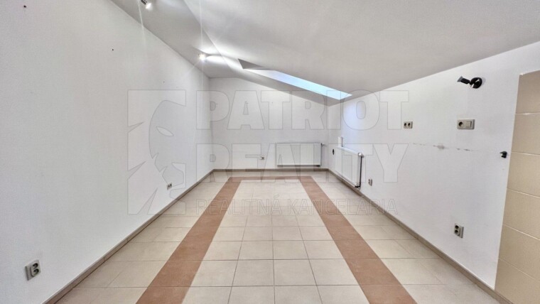 Podkrovný priestor vhodný pre služby, kanceláriu priamo v centre mesta