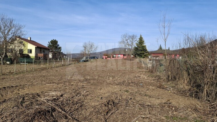 Predaj pozemok . Podhorany , časť Mechenice , 1413 m2