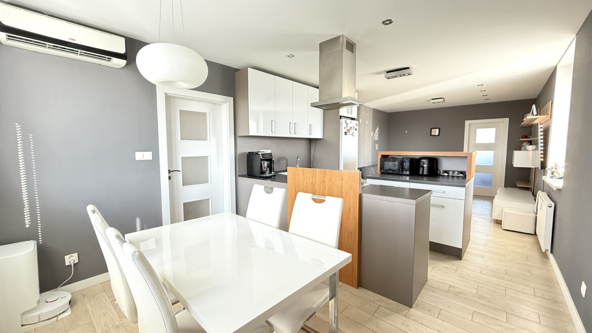 Nadštandardne prerobený 4 izbový byt s balkónom