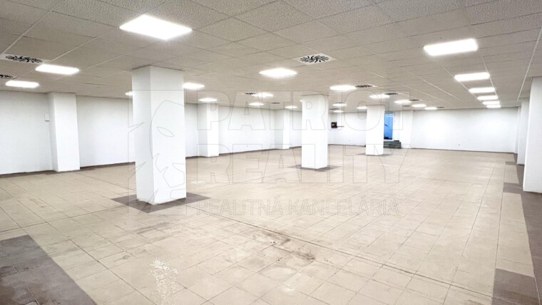 Obchodný priestor v centre mesta vhodný pre veľkú predajňu, súkromné fitness centrum, showroom či sklad pre e-shop
