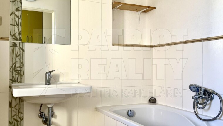 3 izbový byt s vlastným parkovacím miestom v centre mesta Želiezovce