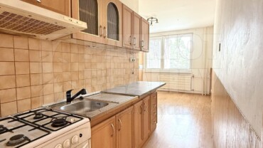 REZERVOVANÝ. Zrekonštruovaný a klimatizovaný 3 izbový byt s balkónom v centre mesta Levice