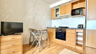 Kompletne zariadená a zrekonštruovaná garsónka na ul. Zdenka Nejedlého v Leviciach