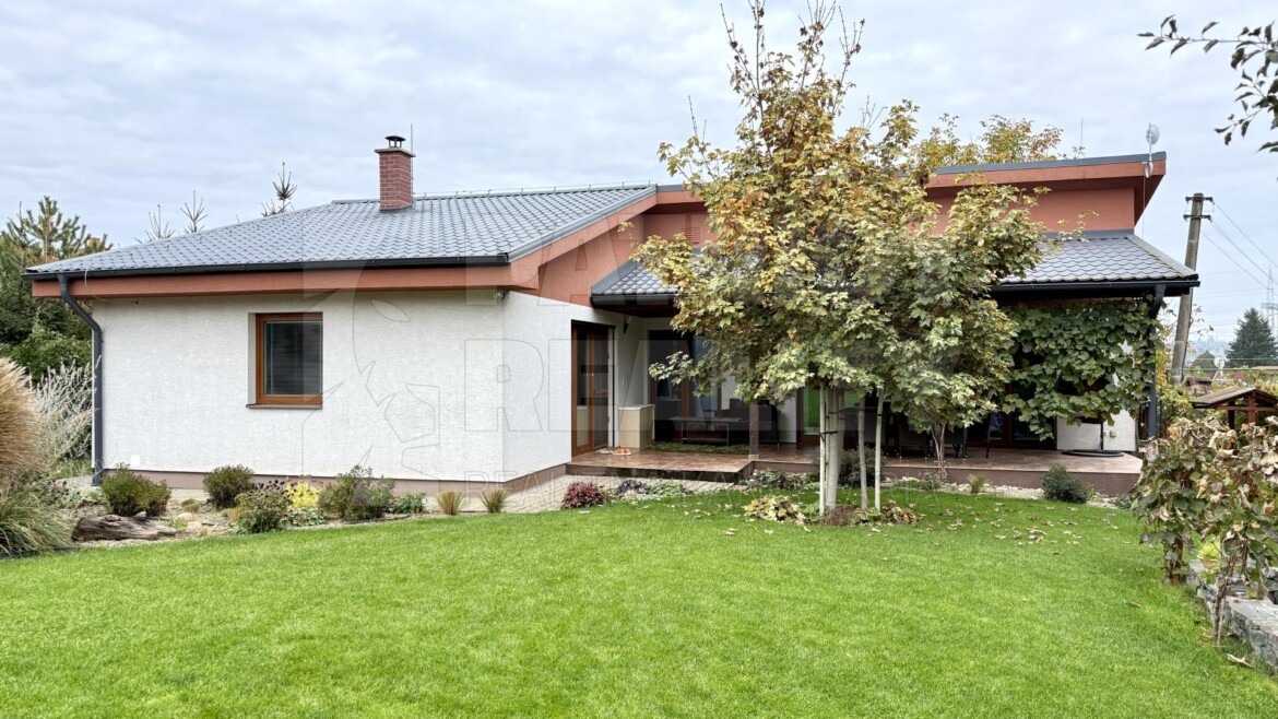 VÝHODNÁ PONUKA!!! Nízkoenergetický RD s krásnym pozemkom a klembovou pivnicou