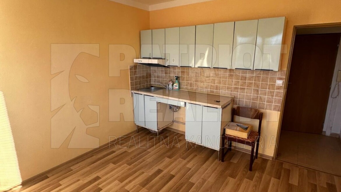 Praktická garsónka v centre Levíc – ideálna na bývanie aj prenájom.