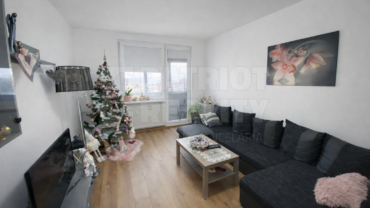 Kompletne zrekonštruovaný 2-izbový byt s balkónom a kumbálom – Levice.