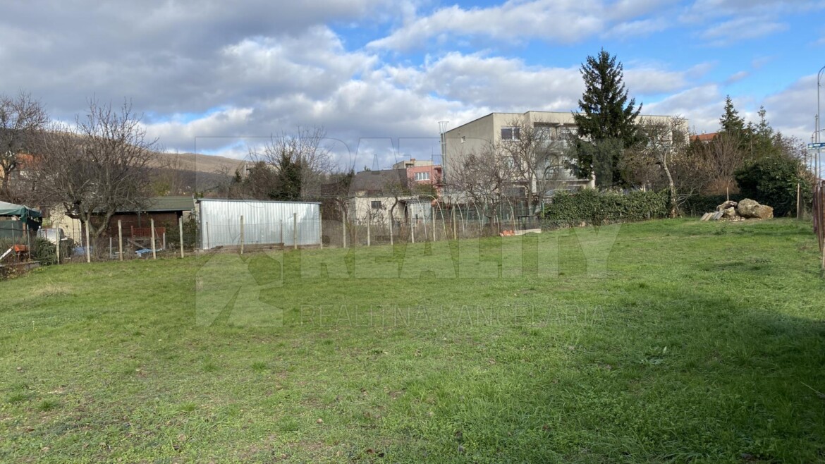 Nitra – Zobor: Pozemok na predaj s vysokým investičným potenciálom.