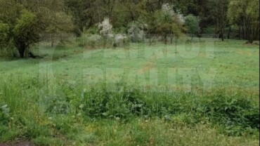 Stavebný pozemok v krásnej prírode v obci Horša