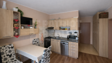 Byt s balkónom a klimatizáciou v žiadanej lokalite – Kyjevská, Levice.