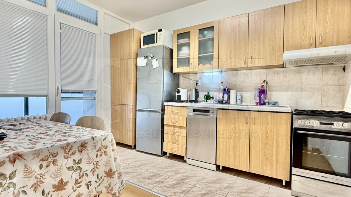 Priestranný 3 izbový byt s balkónom po kompletnej rekonštrukcii