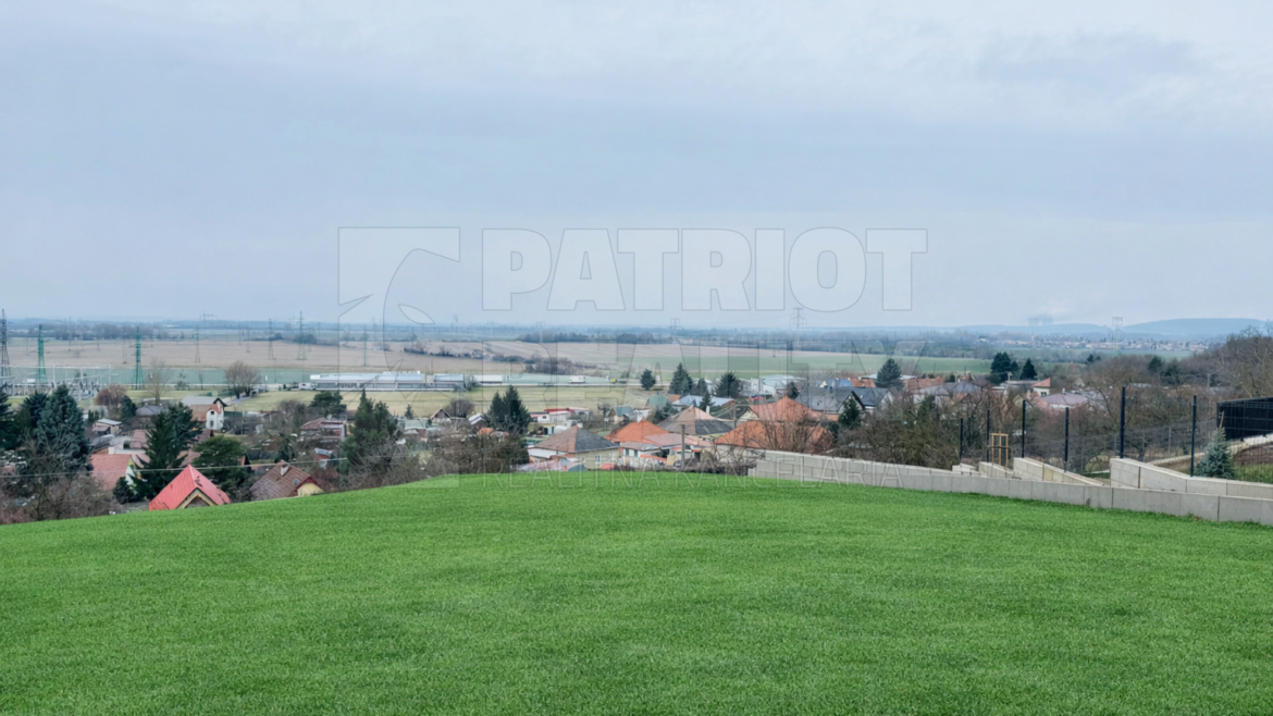 Pozemok s výnimočnou polohou a s krásnymi výhľadmi na mesto Levice