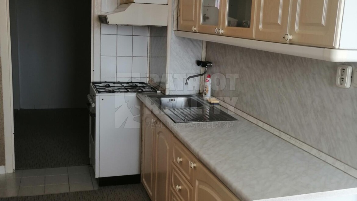 Prenájom 3 izbový byt , Levice centrum