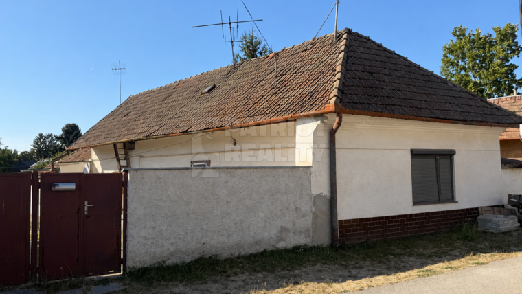 „Rodinný dom za cenu pozemku – 972 m², Levice – Podhradie“.